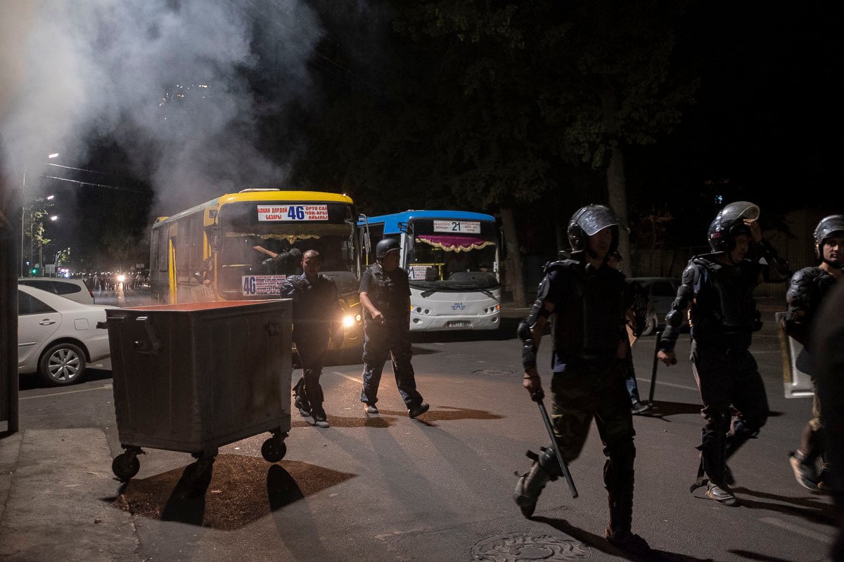 Tense situation in Bishkek, occasional clashes between  Atambayev supporters and police