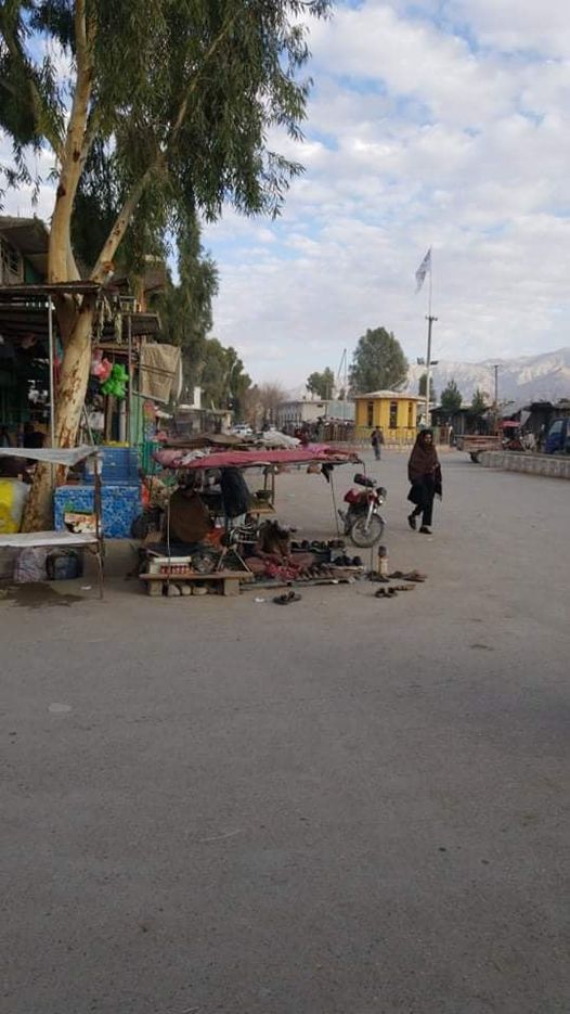 Taliban flag spotted at the main roundabout in Dehrawud market area in Uruzgan. Looks like the area is fully under Taliban control