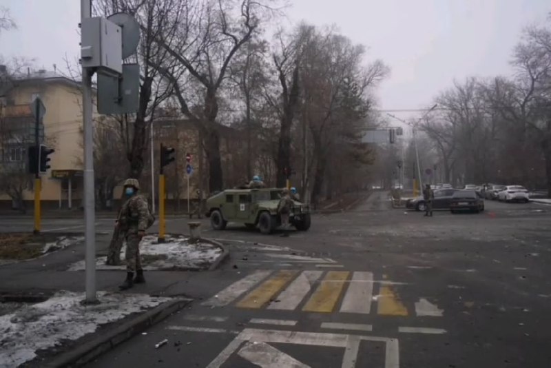 Images of Kazakh military on the streets of Almaty with UN helmets