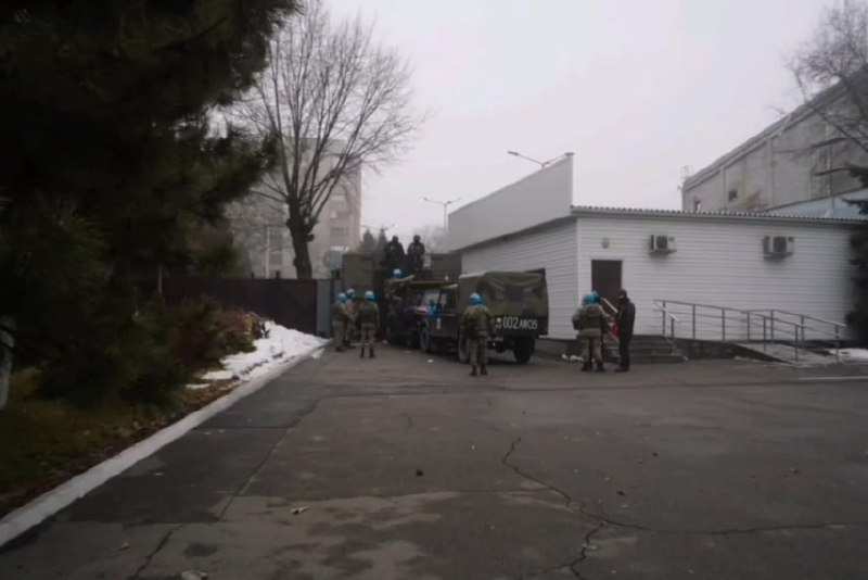 Images of Kazakh military on the streets of Almaty with UN helmets