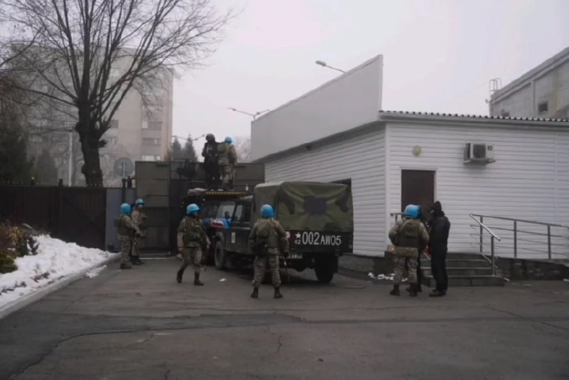 Images of Kazakh military on the streets of Almaty with UN helmets