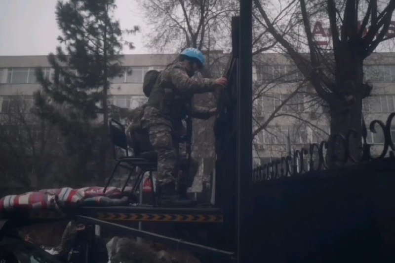 Images of Kazakh military on the streets of Almaty with UN helmets