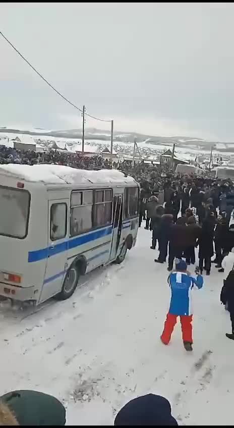 Сутички з поліцією біля будівлі суду в Баймаку, де сьогодні винесли вирок активісту Фаілу Алсинову. Протестувальники закидають поліцію снігом і льодом