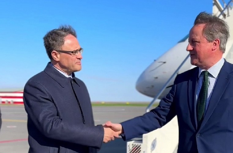 El secretari d'Afers Exteriors britànic, David Cameron, va arribar a Astana