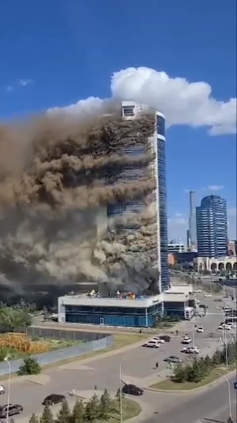 26-этажный дом горит в Астане, спасатели эвакуировали 8 человек, сообщает МЧС Казахстана. Комплекс Rixos Khan Shatyr Residences состоит из шести башен с жильем и двух башен с офисами.