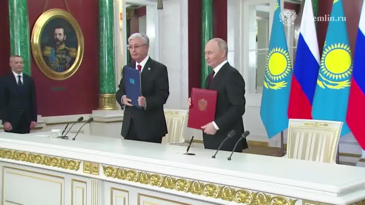 Putin and Tokayev signed a Declaration in the Kremlin on the transition of interstate relations between Russia and Kazakhstan to the level of a comprehensive strategic partnership and alliance.
